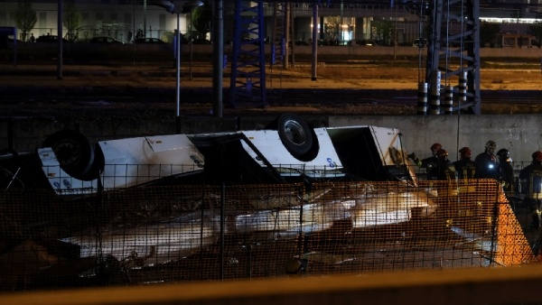 பாலத்திலிருந்து கவிழ்ந்த சுற்றுலா பேருந்து.. பரிதாபமாக பறிபோன 21 உயிர்கள்! இத்தாலியில் சோகம்