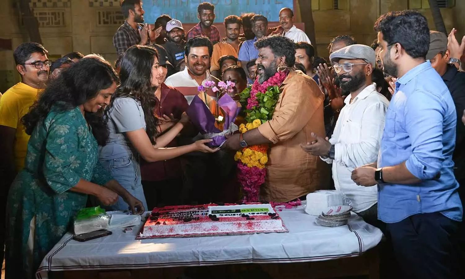 படப்பிடிப்பு தளத்தில் பிறந்தநாள் கொண்டாடிய நலன் குமாரசாமி