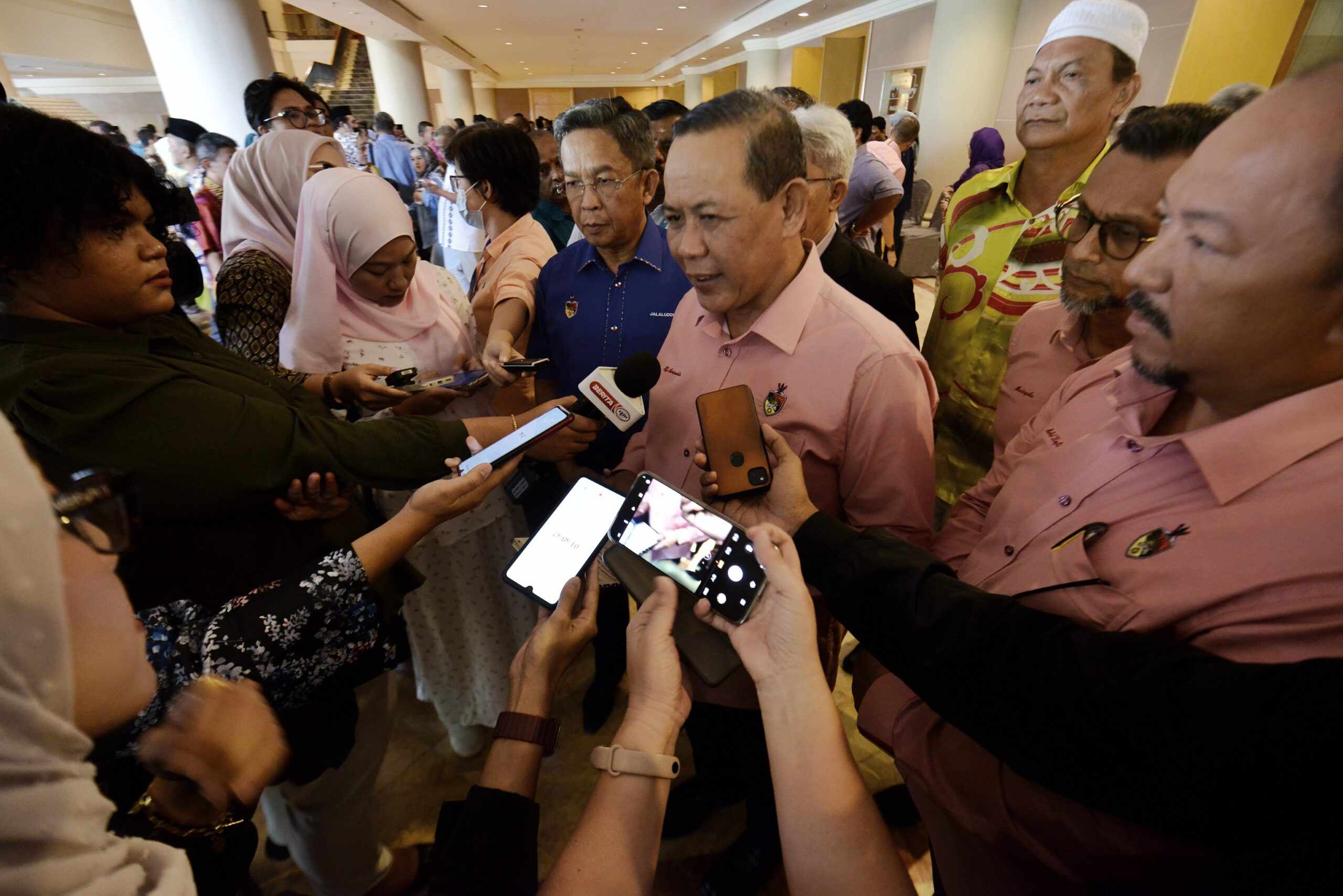 பழைய இடத்திலேயே தீபாவளி சந்தையை நடத்துவதற்கு அனுமதி