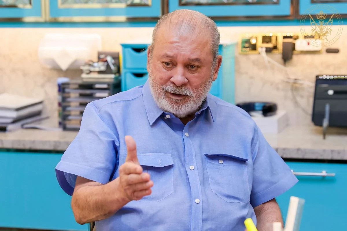 சுல்தான் இப்ராஹிம், அரசு ஊழியர்கள், ஊழலைத் தவிர்த்து, தங்களின் வசதிகளுக்குள் வாழ வேண்டும் என்று நினைவூட்டினார்