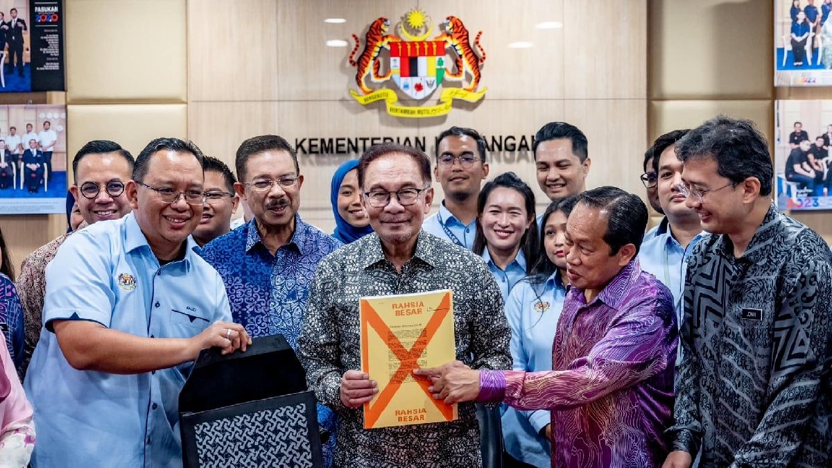 கருவூலப் பணியாளர்களை பாராட்டினார் பிரதமர் அன்வார்