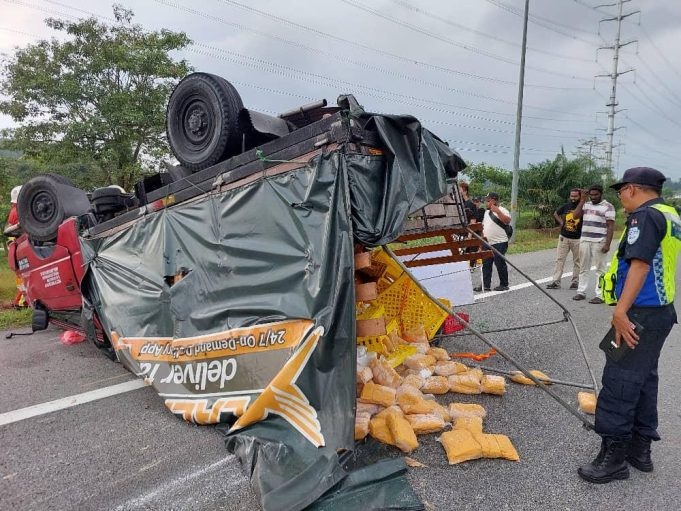 லோரி தடம் புரண்டது, ஆடவர் காயத்திற்கு ஆளாகினார்