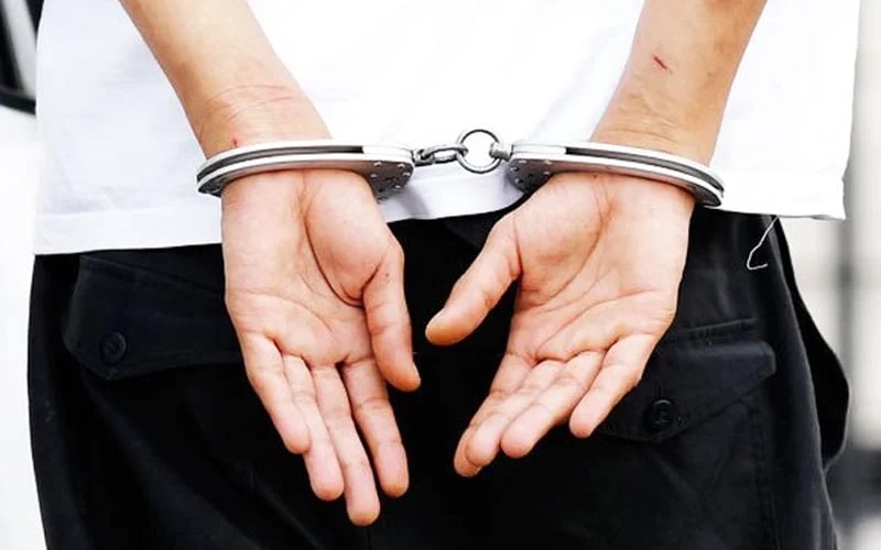 சுற்றுலா வழிகாட்டி கைது