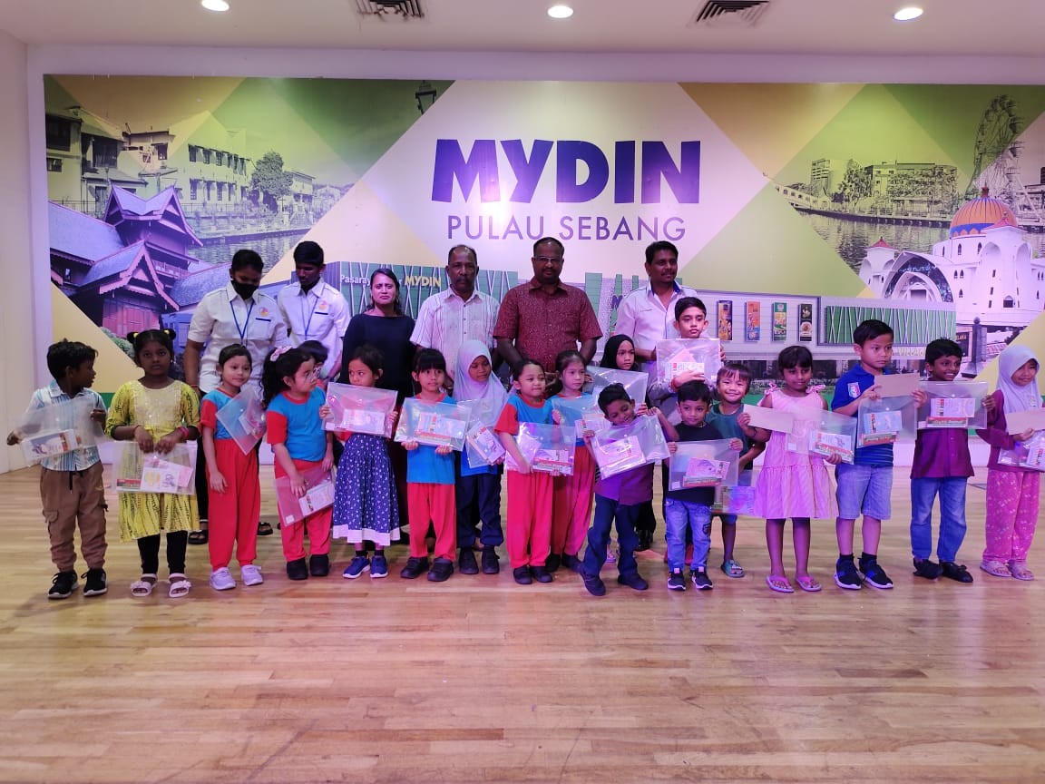 35 குடும்பங்களுக்கு தீபாவளி அன்பளிப்பு - நெகிரி செம்பிலான் ஆட்சிக்குழு உறுப்பினர் வீரப்பன் வழங்கினார்