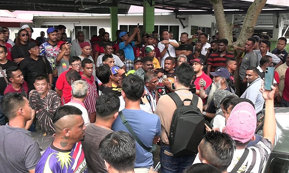 லோரி ஓட்டுனர்கள் ஆர்ப்பாட்டம்