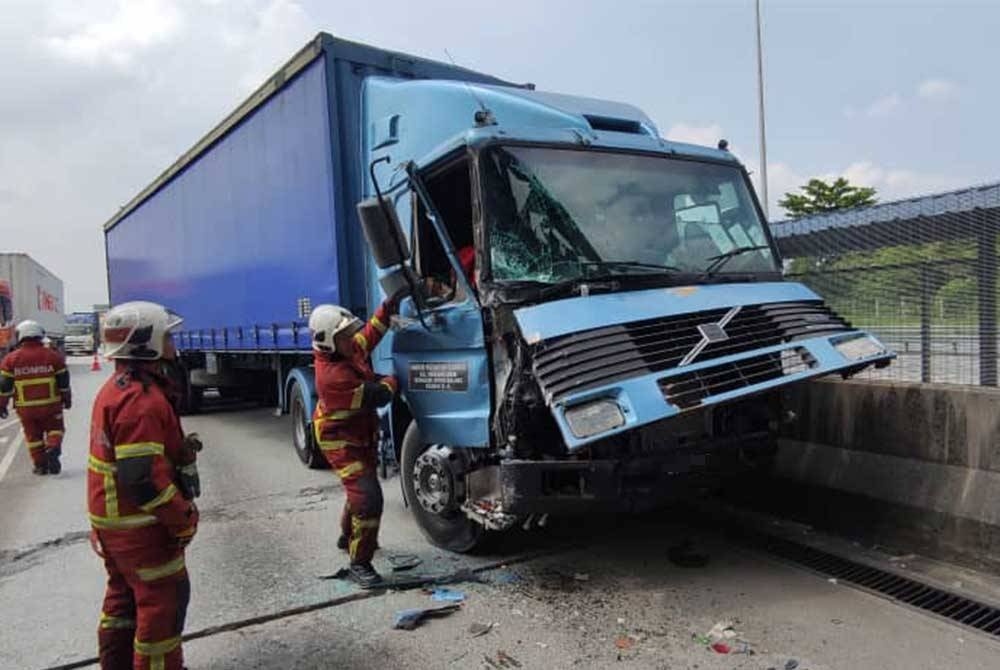 விபத்துக்குள்ளான லாரி - உள்ளேயே சிக்கி 15 நிமிடங்கள் வேதனை