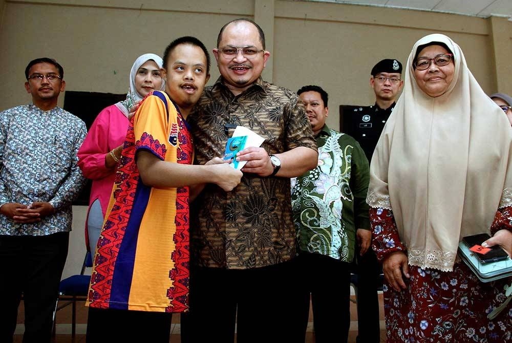 தம்பூனில் புயலால் பாதிக்கப்பட்டவர்களுக்குப் பிரதமர் உதவி