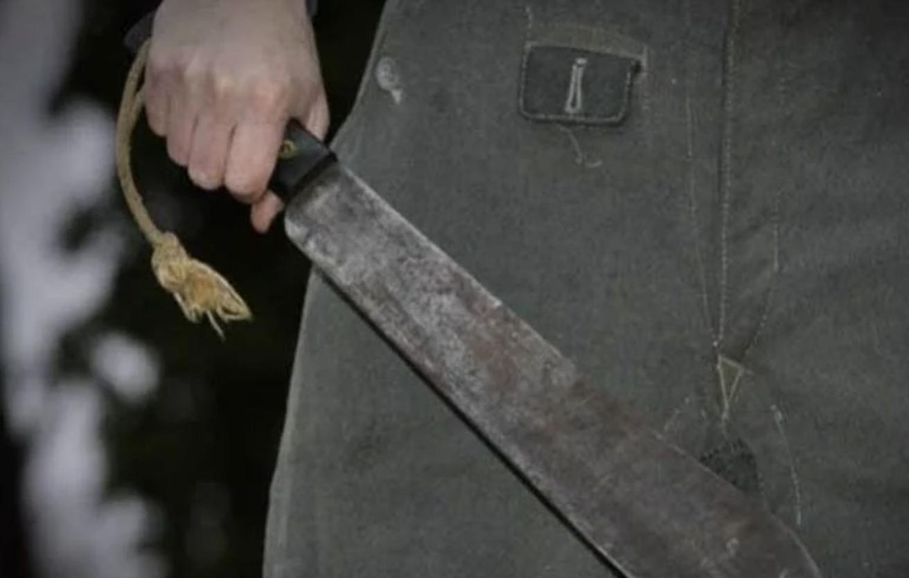 முகமூடி அணிந்த இருவரால் வெட்டப்பட்ட ஆடவர்