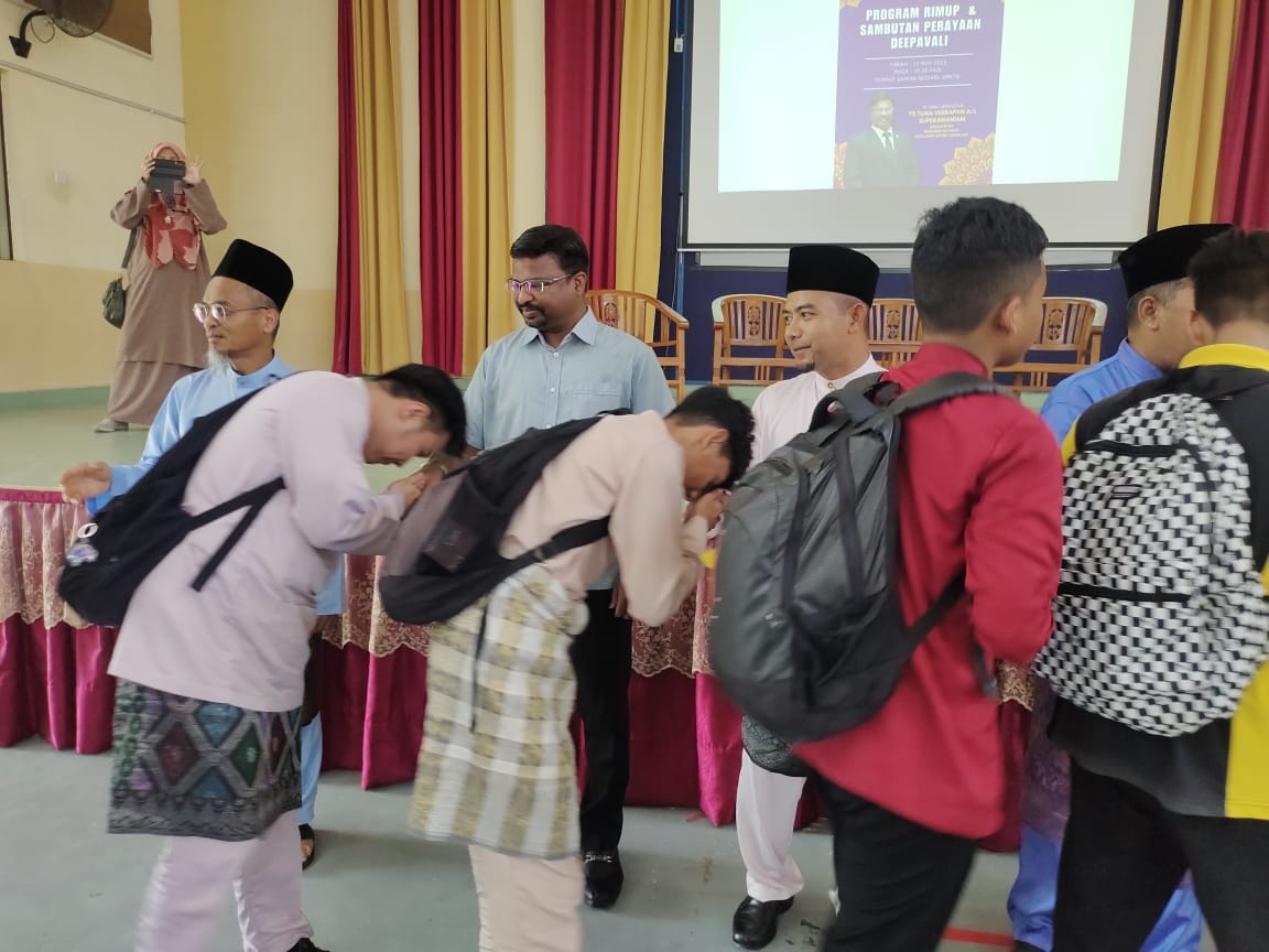 தம்பின் ,துன்கு ஷெட் இட்ருஸ் இடைநிலைப் பள்ளியில் தீபாவளி கொண்டாட்டம் : பி40 பிரிவு மாணவர்களுக்கு தீபாவளி அன்பளிப்பு