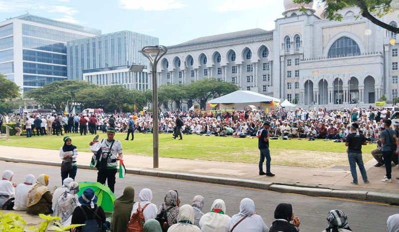 ஷரியா ( Syariah ) சட்டத்தை கேள்வி எழுப்புவதா? / ஆயிரத்திற்கும் ​மேற்பட்டவர்கள் திரண்டனர் ​நீதித்துறை வளாகத்தில்….