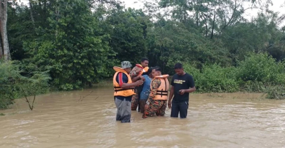 மாட்டுக் கொட்டகையில் சிக்கிக் கொண்ட பெண் மீட்பு !