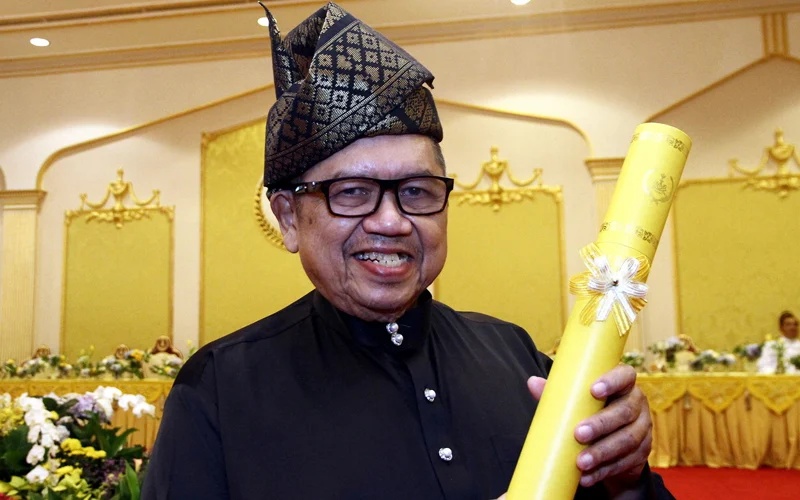 பிரபல கார்ட்டூனிஸ்ட் லாட், அரச ஓவியக் கலைஞர் பட்டத்தைப் பெற்றார்