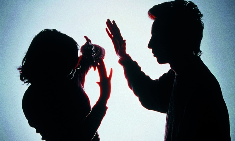 பாலியல் தொல்லை கொடுத்து வருவதாக போலீசில் புகார்