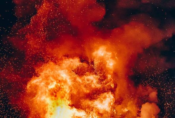 வீடு ​தீப்பற்​றிக்கொண்டதில் குழந்தை உட்பட ஐவர் உயிர் தப்பினர்