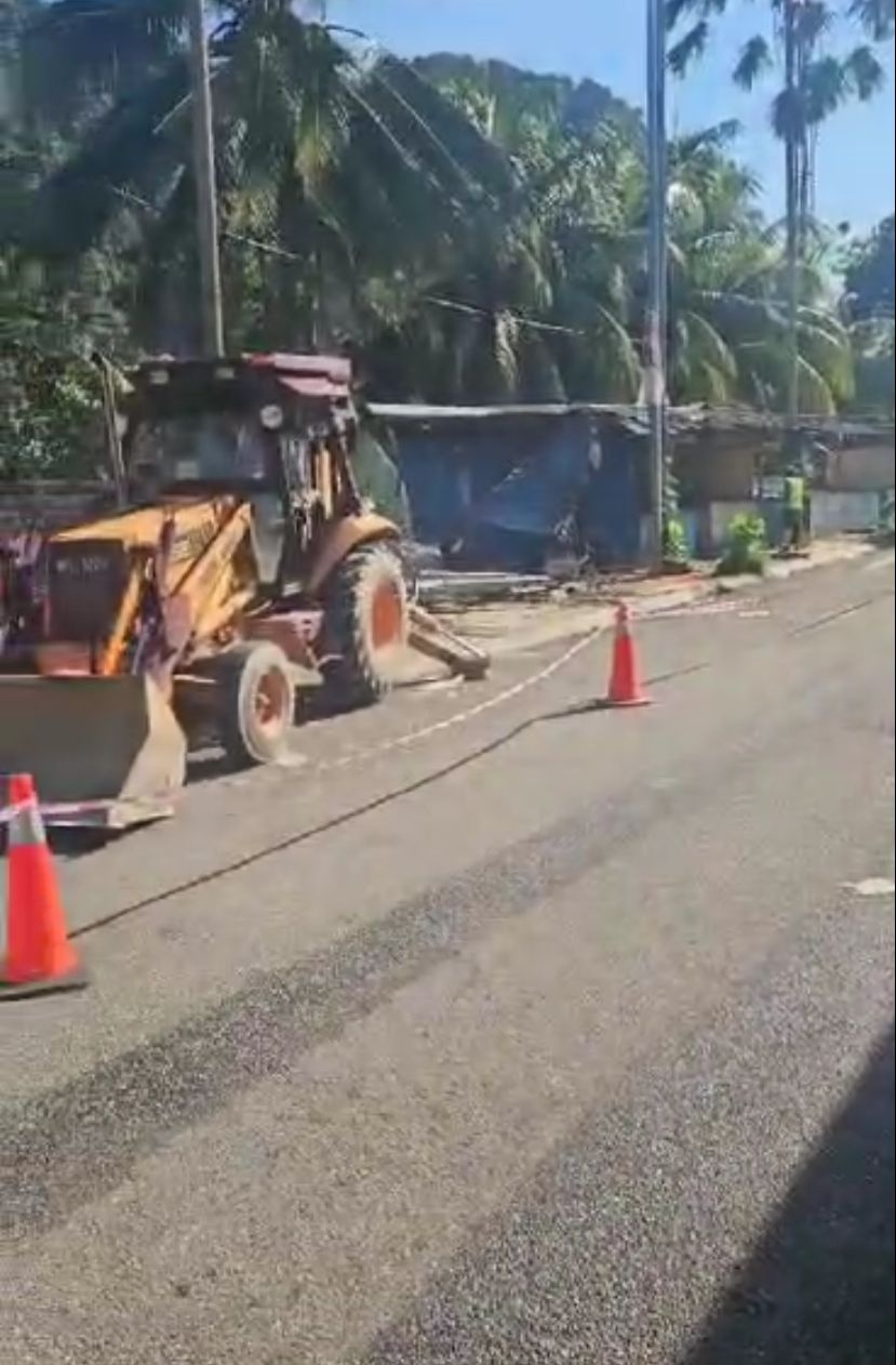 பத்துமலை கோயில் வளாகத்திற்கு வெளியே உள்ள புக்கடைகள் உடைப்பு !