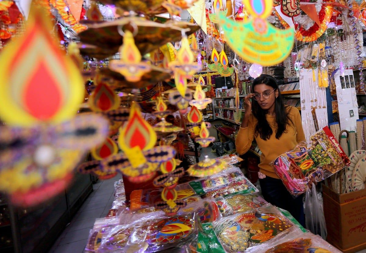 தீபாவளியையொட்டி அரசு ஊழியர்களுக்கு நவம்பர் 14 ஆம் தேதி பதிவு இல்லாத விடுமுறை