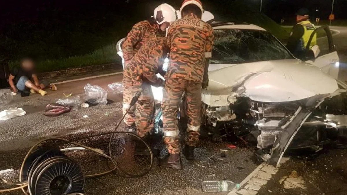 பி.எம்.டபிள்யூ வாகனம் விபத்துக்குள்ளானது, ஒருவர் இடிபாட்டில் சிக்கினார்