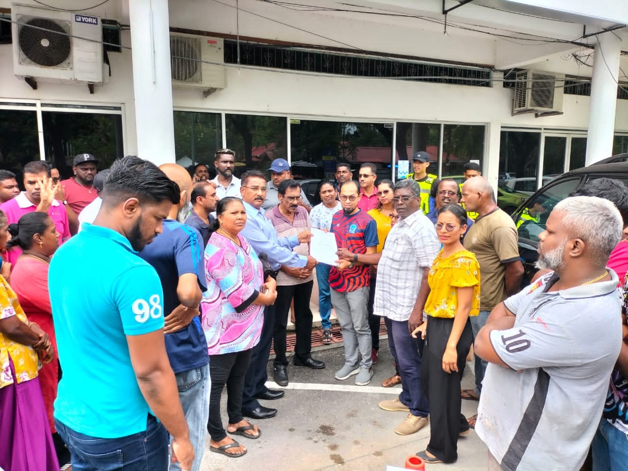 குடிநீர் விநியோகமின்றி அவதியுறும் லங்காவி இந்தியர்கள்  மக்களை அலைகழிக்க வைக்கும் குடிநீர் நிறுவனம் சடா