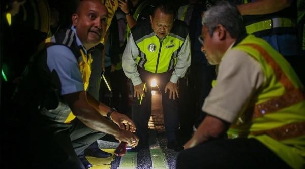 உலு லங்காட்டில் பிரகாசமான சாலைக் கோடுகள்