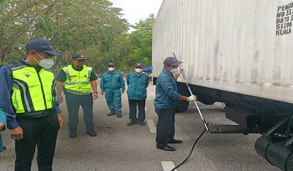 அதிக புகை வெளியேற்றிய 934 வாகனமோட்டிகளுக்கு அபராதம் !