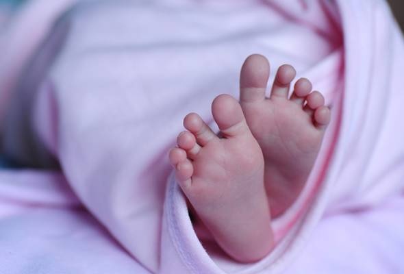 தொப்புள் கொடியுடன் சாலை ஓரத்தில் குழந்தை