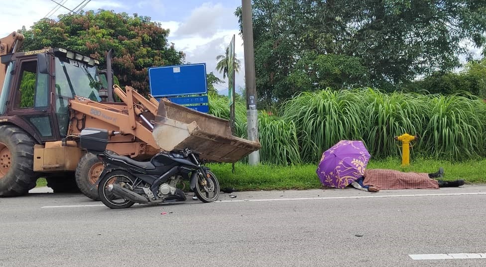 மண்வாரி இயந்திரத்துடன் மோதி ஆடவர் மரணம்