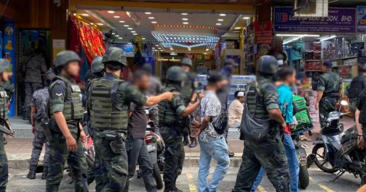 மூன்று போலீஸ்காரர்கள் மீது திருட்டுக் குற்றச்சாட்டு