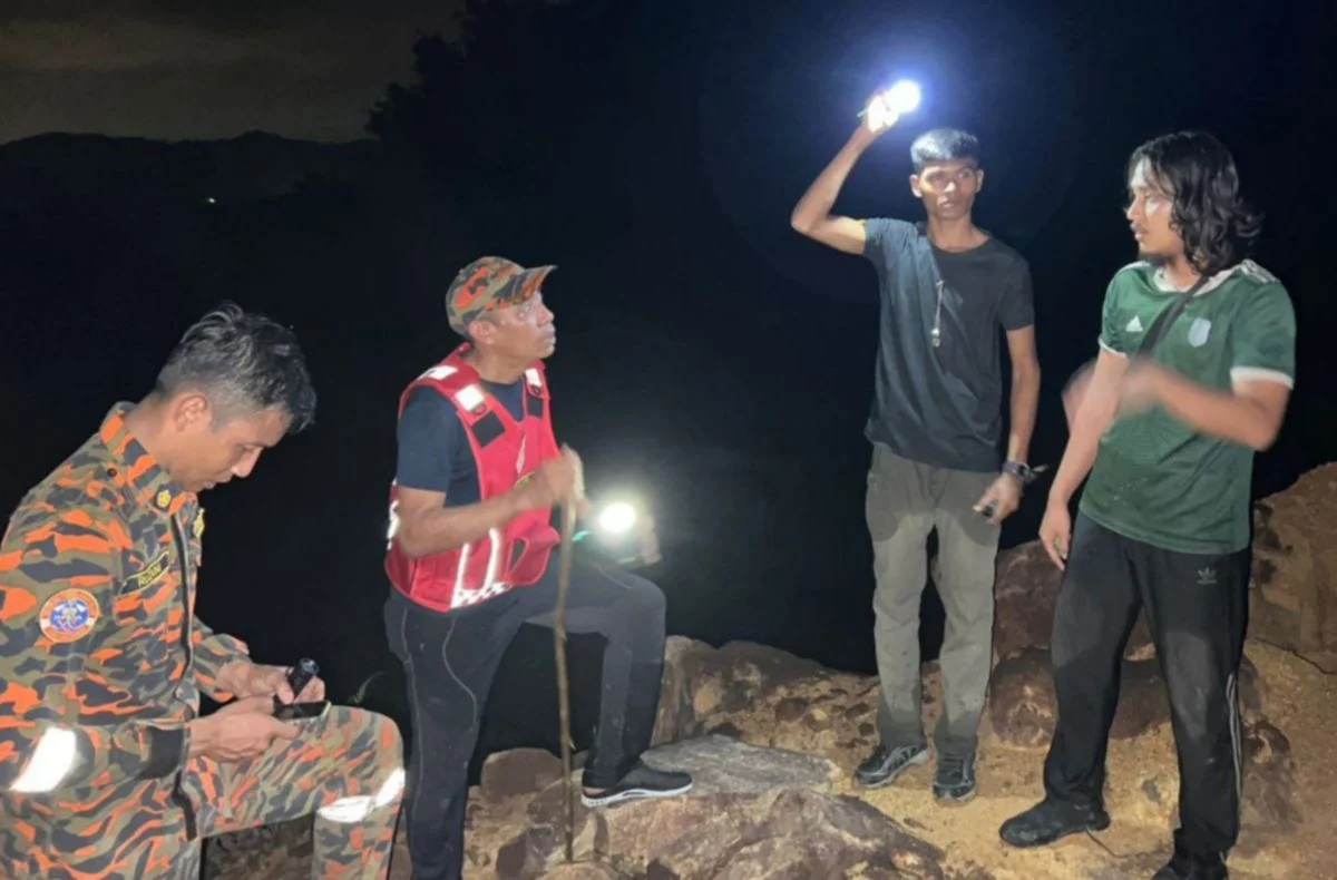 காணாமல் போன மூன்று நபர்களை தேடி வருகின்றனர்