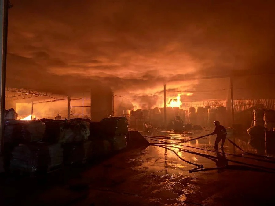 புக்கிட் செலம்பாவ் கண்காட்சி கிடங்கில் தீ ஏற்பட்டது