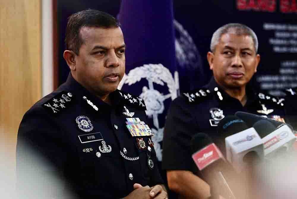 சான்றிதழ் வழங்க ஆப்கானிஸ்தான் கிரிக்கெட் வாரியம் மறுத்துள்ளது. மேலும் அவர்களின் மத்திய ஒப்பந்தத்தை தாம தப்படுத்தியுள்ளது.