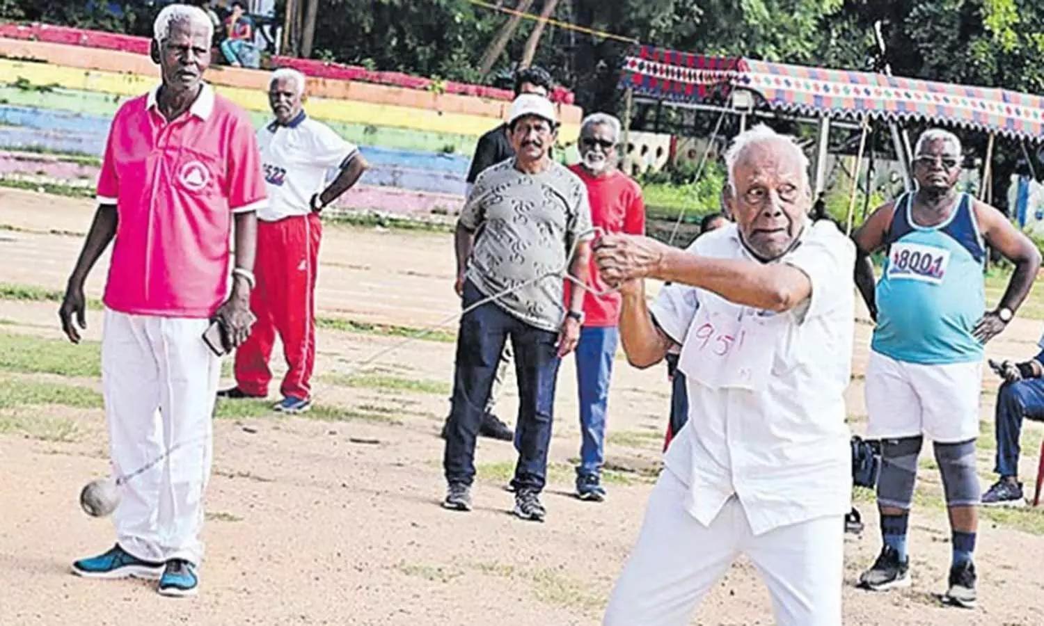 தடகள போட்டியில் அசத்திய 95 வயது முதியவர்