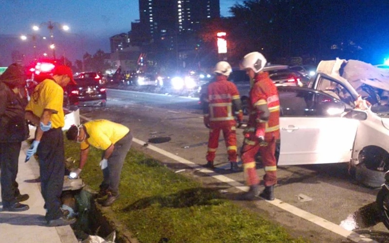 மூன்று வாகனங்கள் மோதியதில் இருவர் உயிரிழந்தனர்