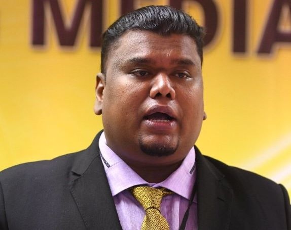 மூன்று சட்டமன்ற உறுப்பினர்கள் நடப்பு அரசுக்கு ஆதரவு