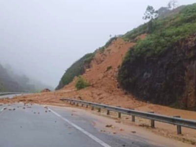 அடைமழையைத் தொடர்ந்து நிலச்சரிவு