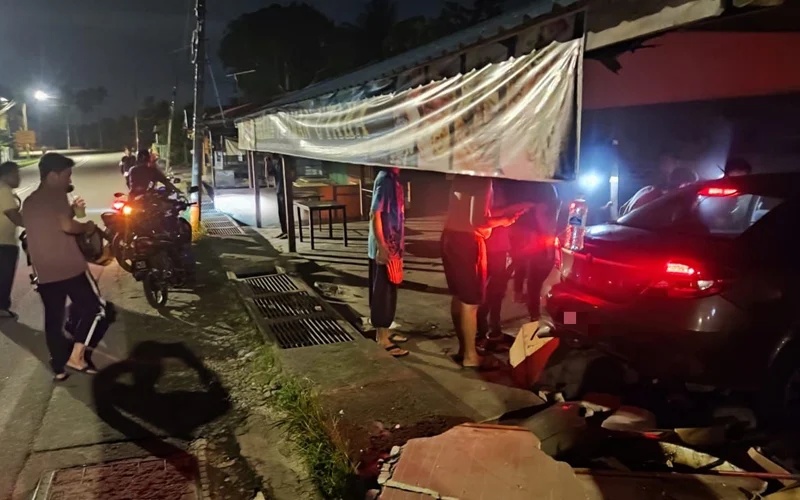 சாலை ஓரக் கடையை மோதிய கார்