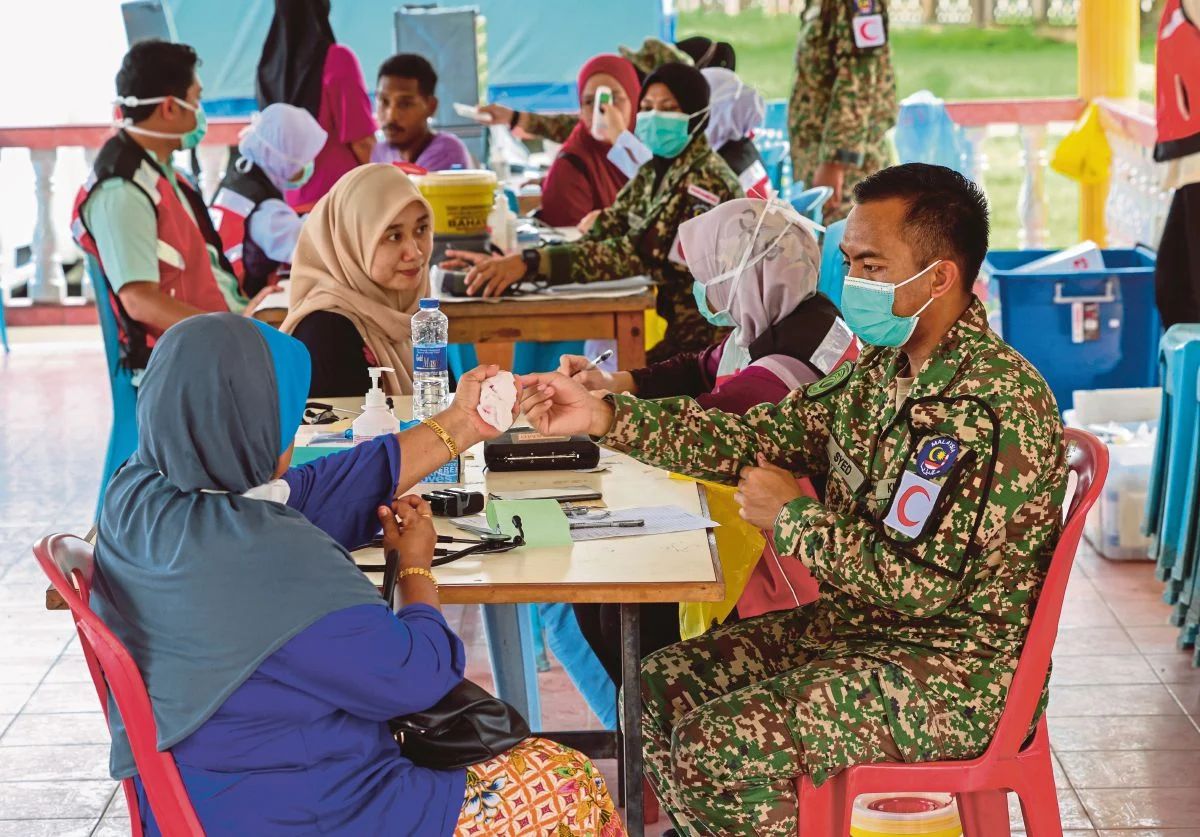 நிவாரண மையத்தில் இருக்கின்றவர்களுக்கு சுகாதார பரிசோதனை