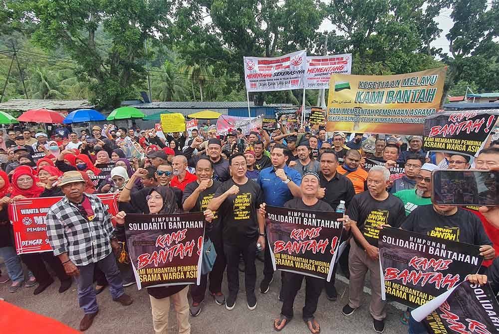 தெலுக் கும்பாரில் வெளிநாட்டுத் தொழிலாளர் விடுதியை எதிர்க்கும் மக்கள் !