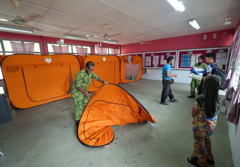 நிவாரண மையங்களின் மக்களின் எண்ணிக்கை குறைந்தது