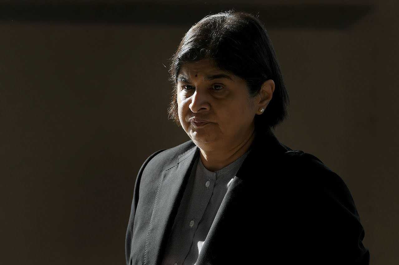 அரசில்வாதிகள் இன, மத விவகாரங்களில் மூழ்கி விட்டனர்