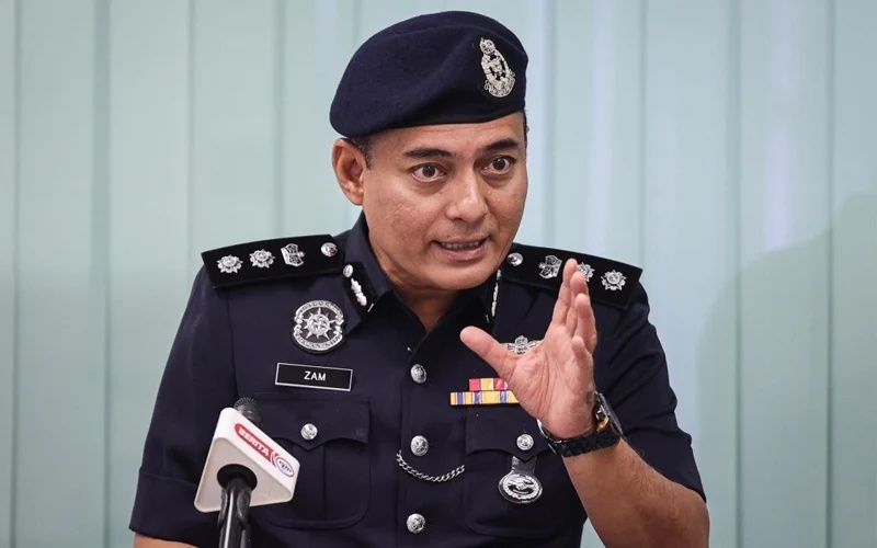 அரசியல் ஆய்வாளர் உட்பட அறுவர் கைது