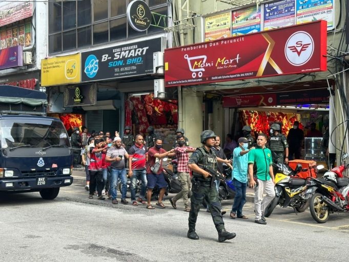 மினி டாக்காவில் போலீசார் திடீர் சோதனை