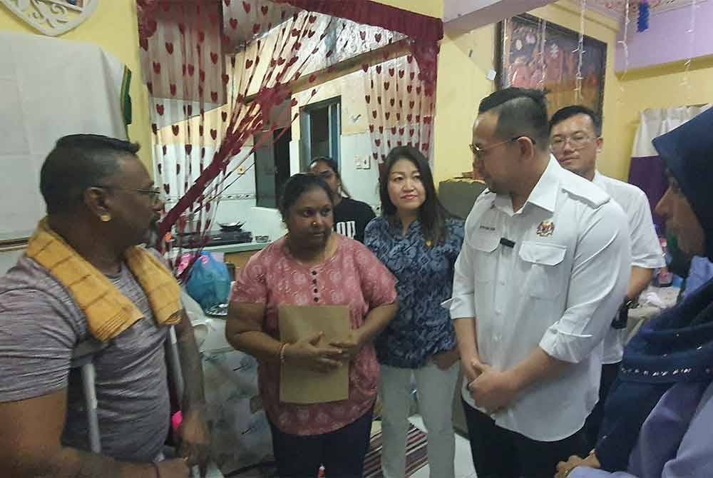 பெர்க்கேசோ உதநிதியைப் பெற்ற ஆர் தினேஷ் குமாரின் குடும்பத்தினர்