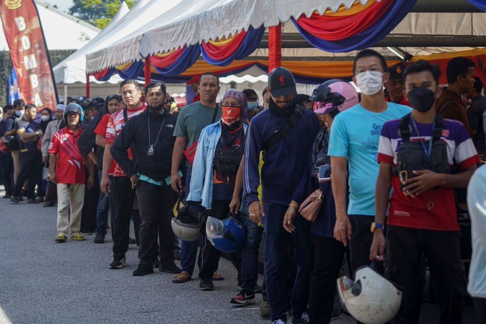 1000 க்கும் மேற்பட்ட தலைக்கவசங்கள் பரிமாற்றம்