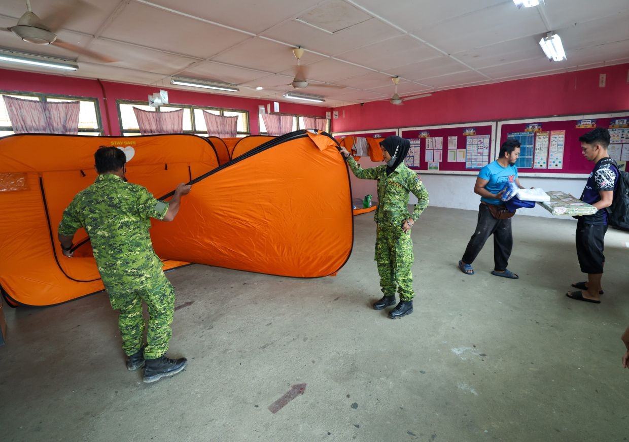 வெள்ள நிலைமையை சமாளிக்க 800 க்கும் மேற்பட்ட வீரர்கள் களம் இறக்கப்பட்டனர்