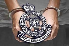 போலி காவல் துறை அட்டை வைத்திருந்த உணவு விநியோகிப்பாளர்