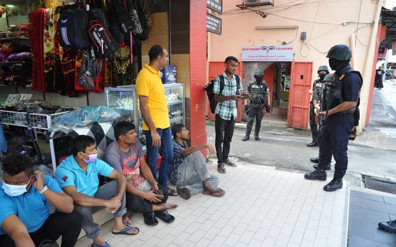 சட்டவிரோத குடியேறிகளுக்கு எதிராக நாடு தழுவிய நிலையில் சோதனை