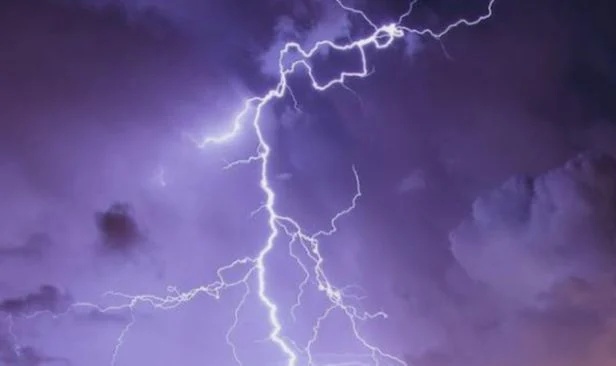 மின்னல் தாக்கியதில் சிறுவன் காயமடைந்தான்