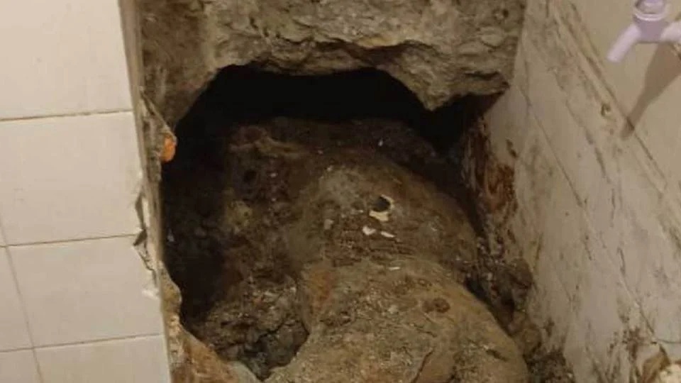 வீட்டின் குளியல் அறையில் பெண்ணின் சடலம் புதைப்பு