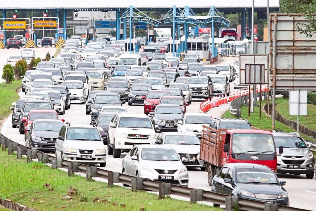 நெடுஞ்சாலைகளில் வாகனங்கள் அதிகரிக்க தொடங்கியது