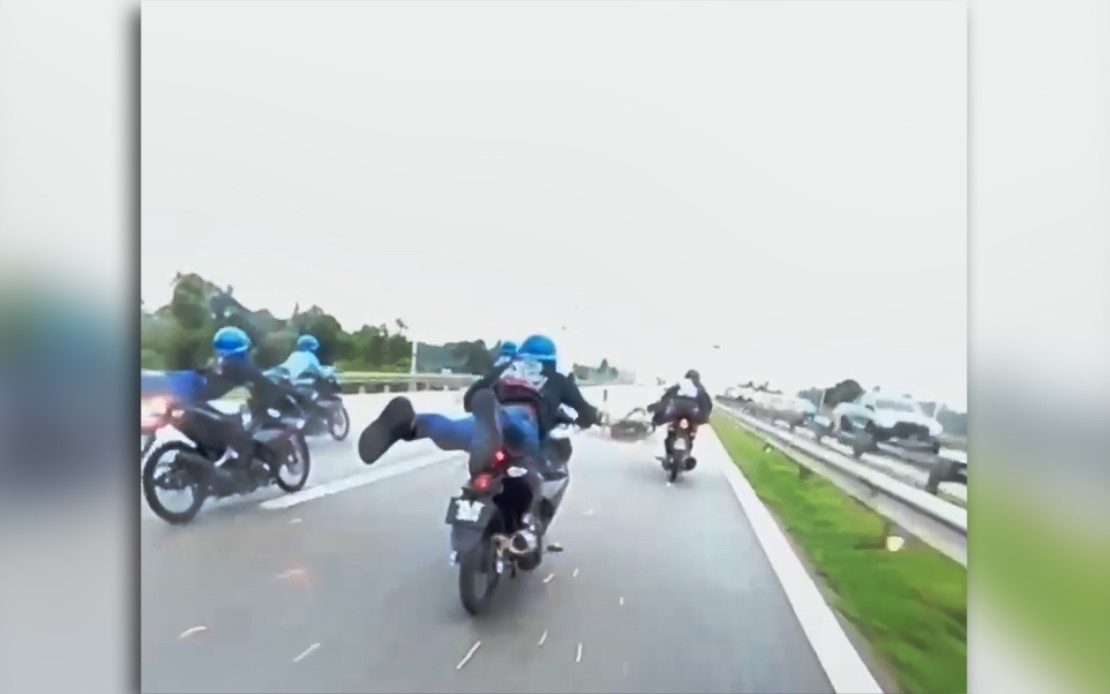 'சூப்பர்மேன்' போல மோட்டார் சைக்கிளை ஓட்டிய நால்வர் கைது